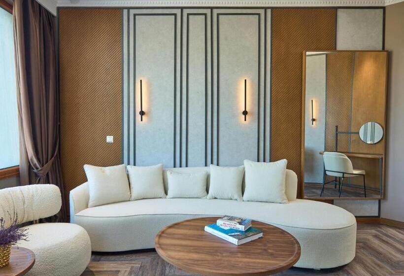 جناح جونيور, Royal Hotel Thessaloniki