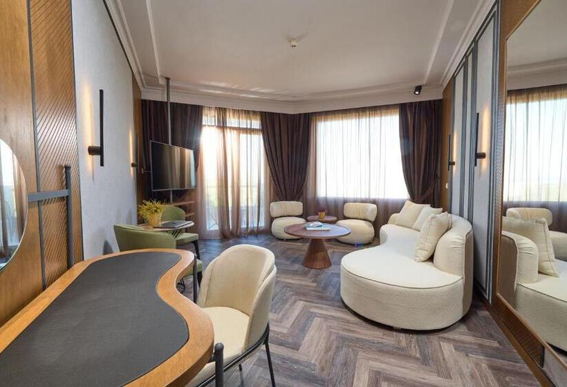 جناح جونيور, Royal Hotel Thessaloniki