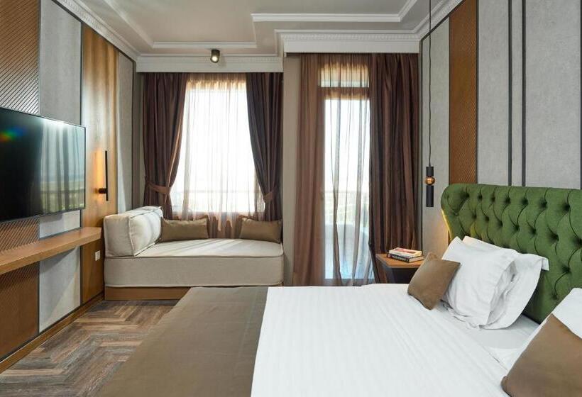 جناح جونيور, Royal Hotel Thessaloniki