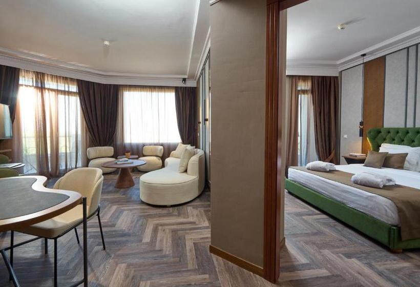 جناح جونيور, Royal Hotel Thessaloniki