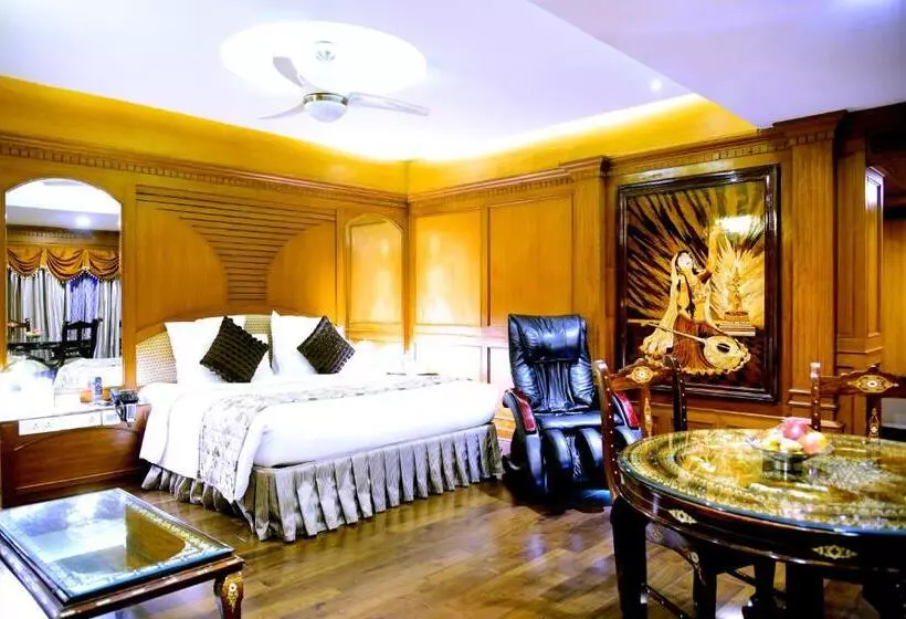 Premium-sviitti, Sandesh The Prince