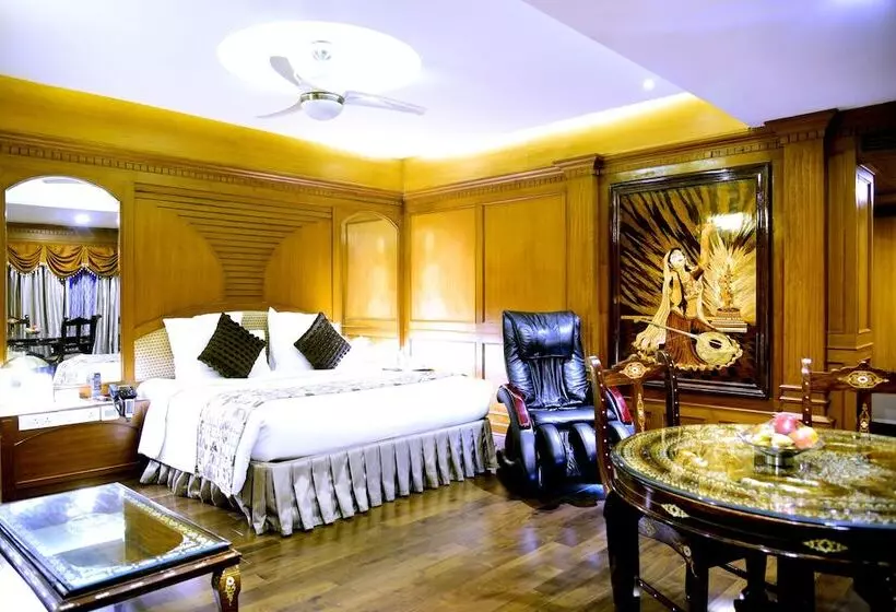 Premium-sviitti, Sandesh The Prince