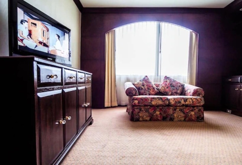 이그제큐티브 스위트, The Twin Lotus