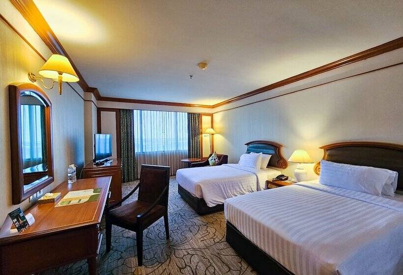 수피리어 룸, The Twin Lotus