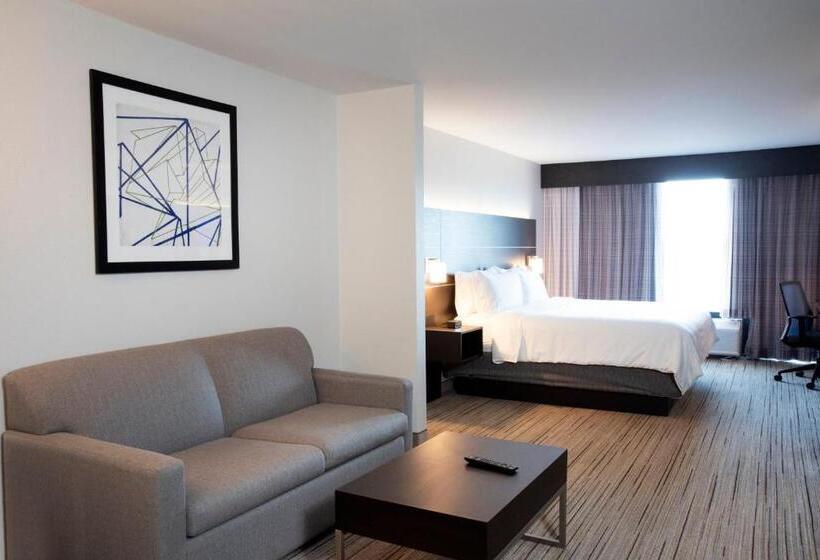 מיטת קינג בסוויטה, Holiday Inn Express Hotel & Suites Chester, An Ihg