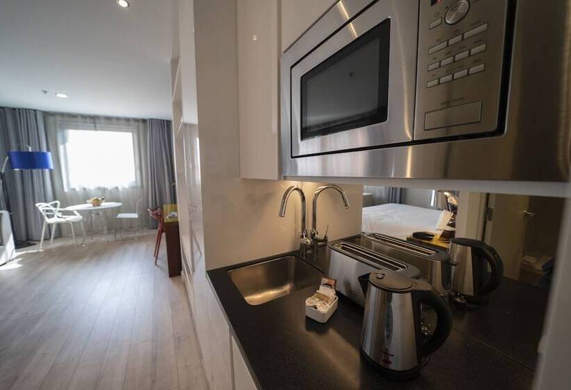 استودیوی لوکس, Naitly Barcelona Poblenou