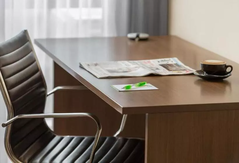 キングサイズベッドのスタンダードルーム, Holiday Inn Auckland Airport, An Ihg