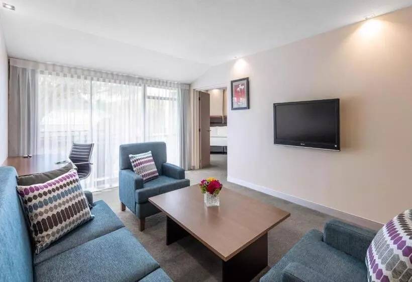 キングサイズベッドのスイートルーム, Holiday Inn Auckland Airport, An Ihg