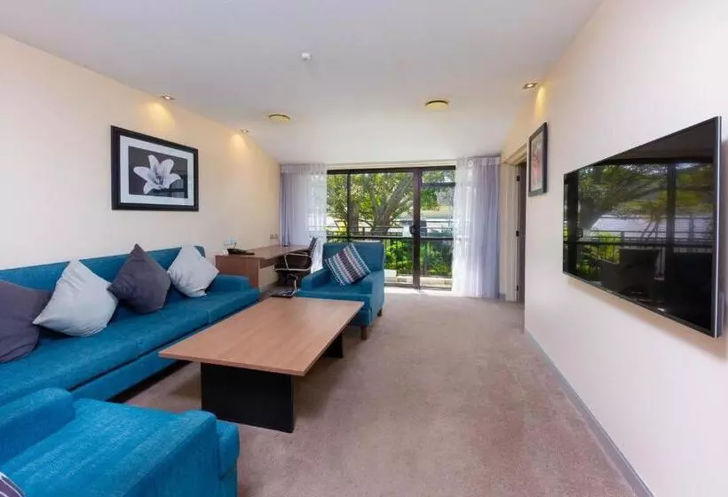 キングサイズベッドのスイートルーム, Holiday Inn Auckland Airport, An Ihg