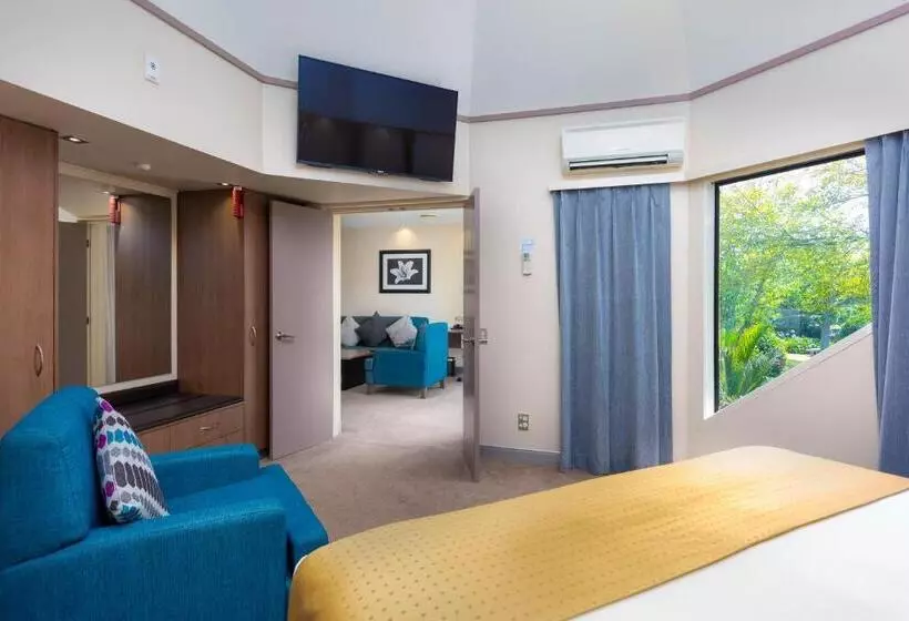 キングサイズベッドのスイートルーム, Holiday Inn Auckland Airport, An Ihg