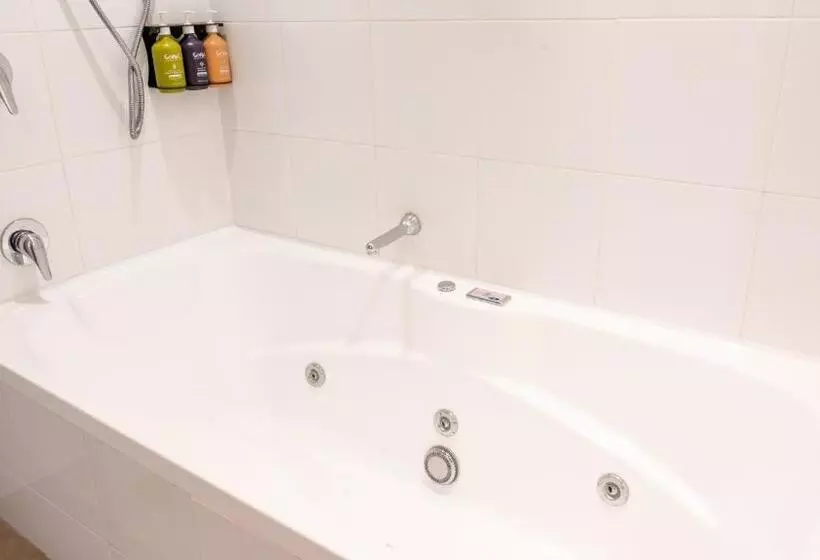 キングサイズベッドのスタンダードルーム, Holiday Inn Auckland Airport, An Ihg