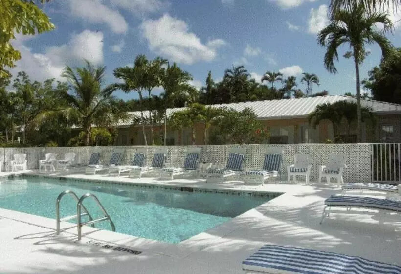Suite with lake view, Marco Island Lakeside Inn