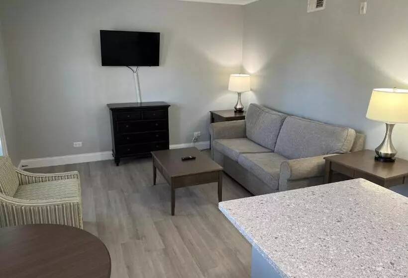 Suite with lake view, Marco Island Lakeside Inn