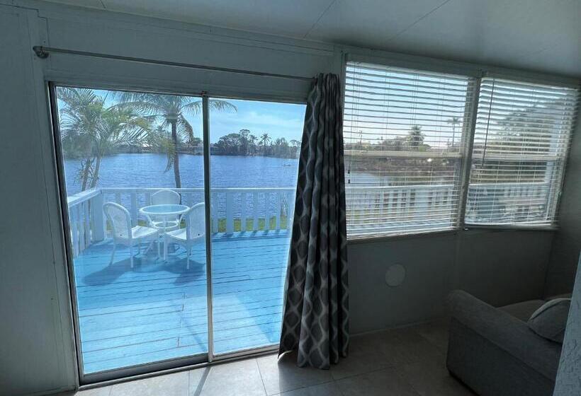 جناح بغرفتي نوم, Marco Island Lakeside Inn