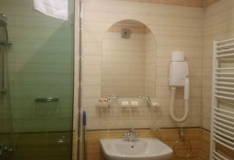 غرفة قياسية, Martin Club