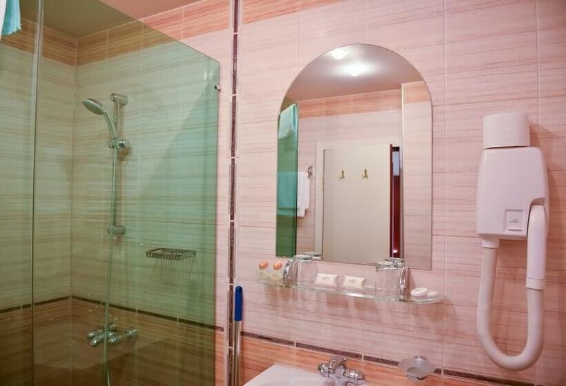 غرفة قياسية, Martin Club