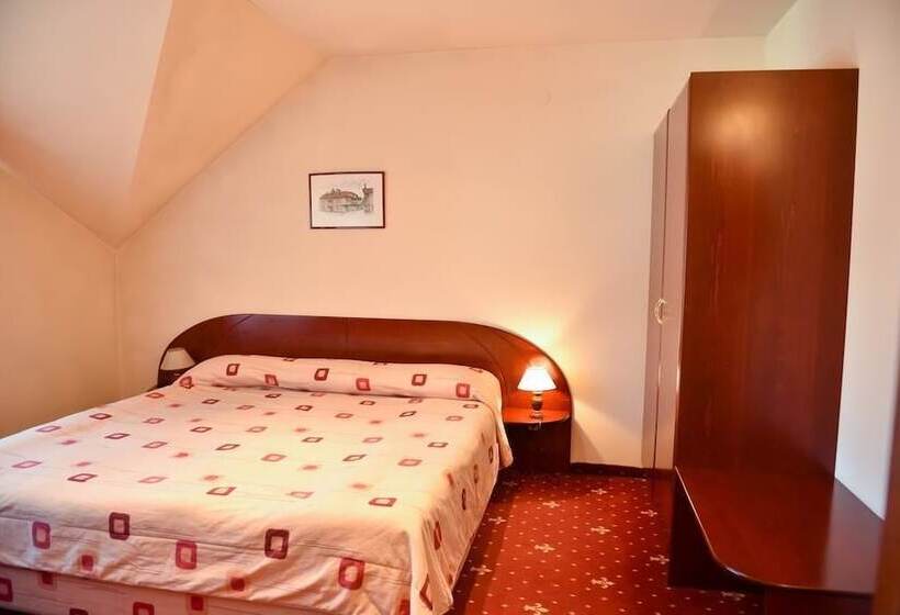 غرفة قياسية, Martin Club