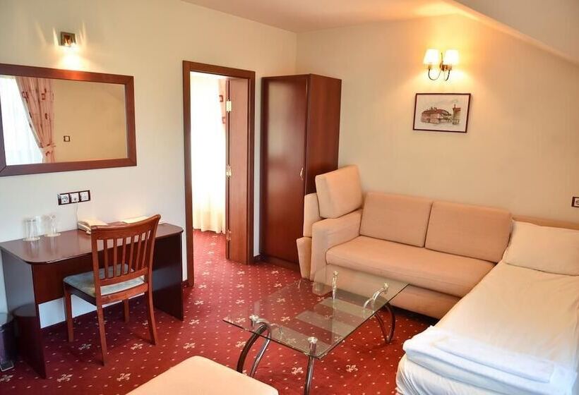 جناح عائلي, Martin Club