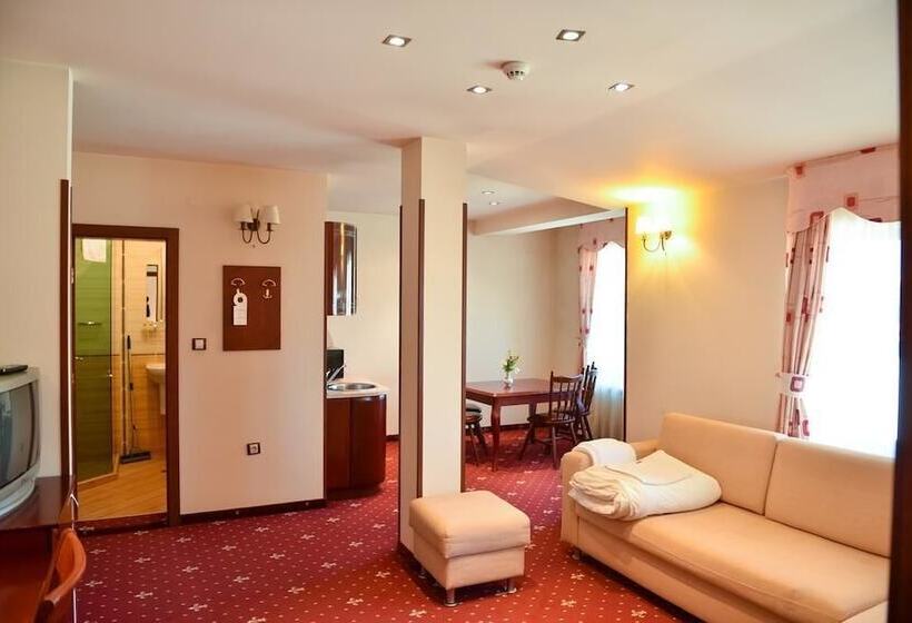 جناح عائلي, Martin Club