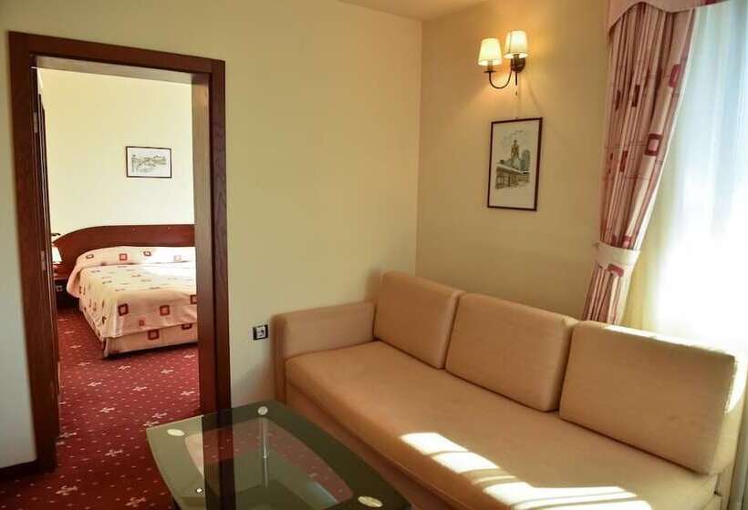 جناح عائلي, Martin Club