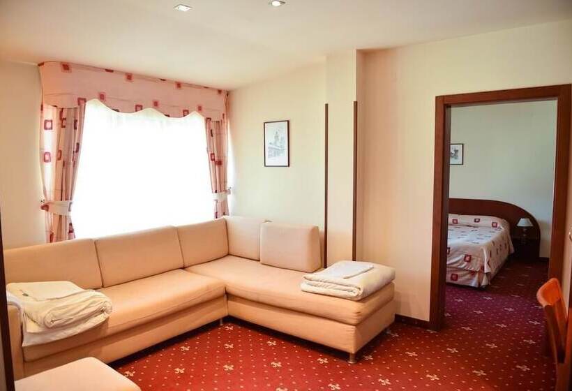 جناح عائلي, Martin Club