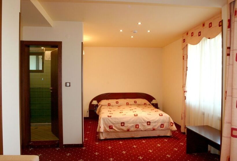 جناح عائلي, Martin Club