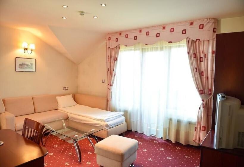 جناح عائلي, Martin Club