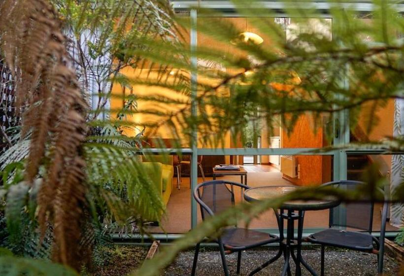 标准工作室, Punga Grove