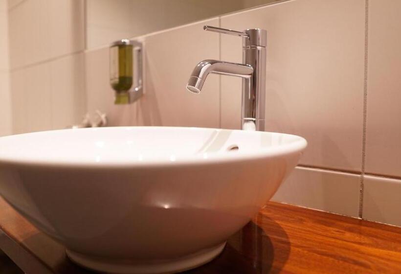 管理人员工作室, Punga Grove