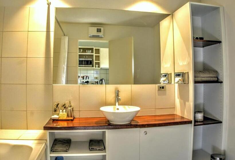 管理人员工作室, Punga Grove