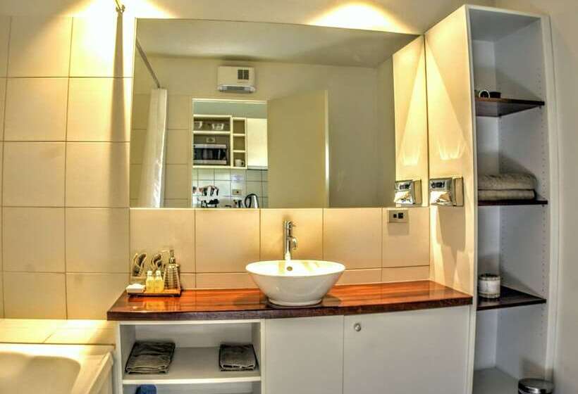 管理人员工作室, Punga Grove