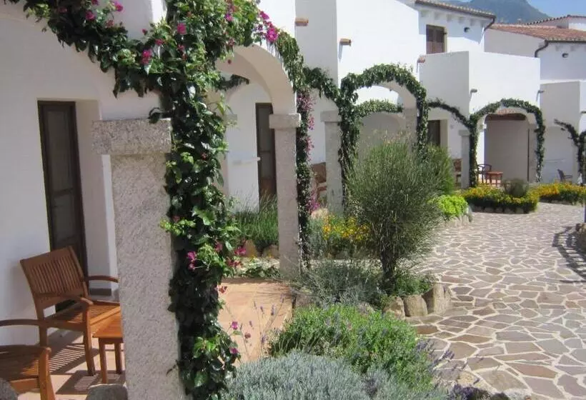 اتاق استاندارد سه نفره, Resort Nuraghe Arvu
