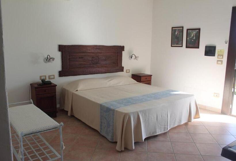 غرفة قياسية رباعية, Resort Nuraghe Arvu