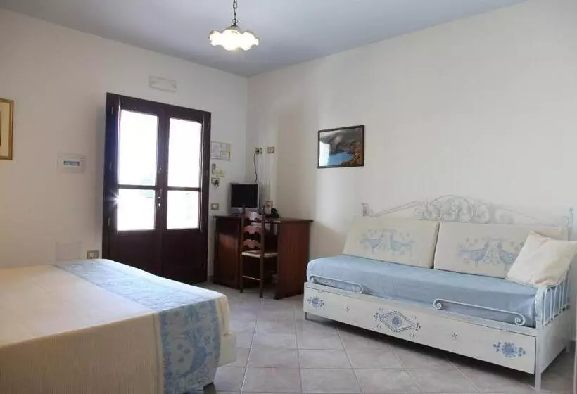 اتاق راحتی با چشم‌انداز استخر, Resort Nuraghe Arvu