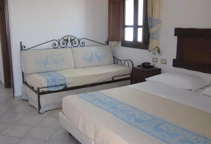 اتاق راحتی با چشم‌انداز استخر, Resort Nuraghe Arvu