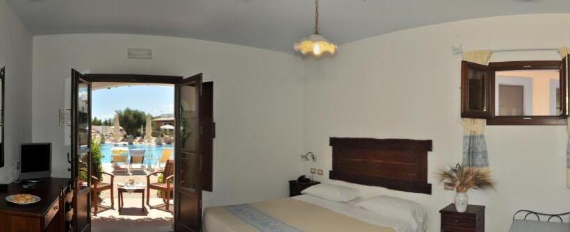 اتاق راحتی با چشم‌انداز استخر, Resort Nuraghe Arvu