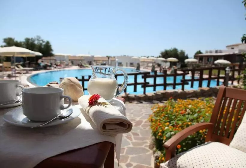اتاق راحتی با چشم‌انداز استخر, Resort Nuraghe Arvu