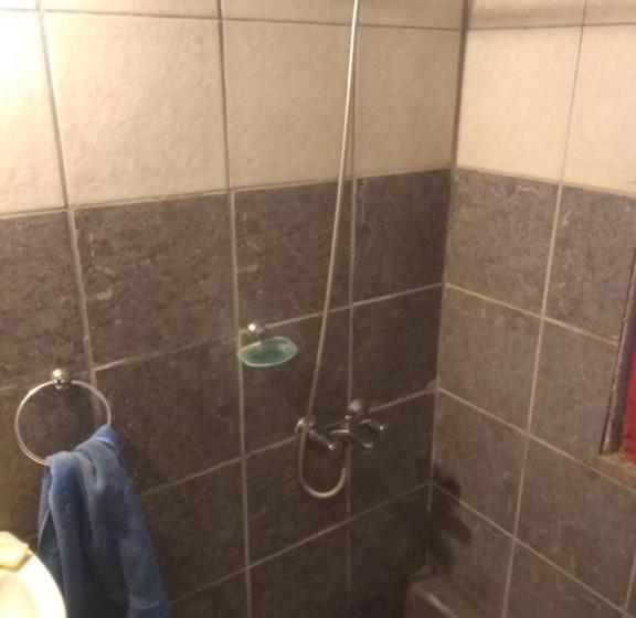 اتاق استاندارد با سرویس بهداشتی مشترک, Temiscira Hostel