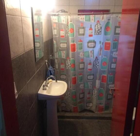 اتاق استاندارد با سرویس بهداشتی مشترک, Temiscira Hostel