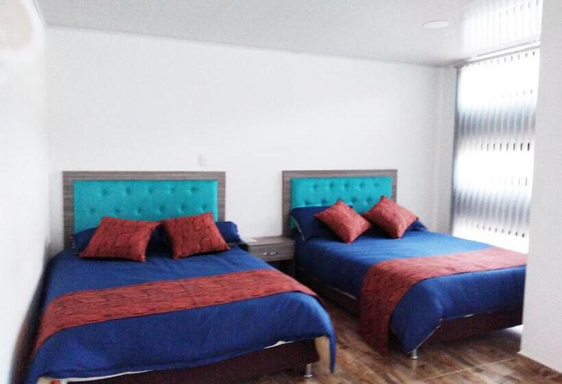 חדר לארבעה סטנדרטי עם מרפסת, Casa Bertha Hotel Y Servicios Sas