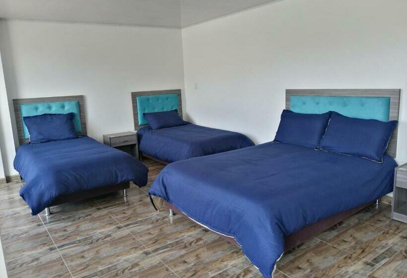 חדר לארבעה סטנדרטי עם מרפסת, Casa Bertha Hotel Y Servicios Sas