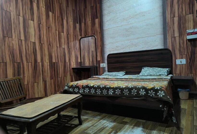 Номер Стандарт Трехместный, Jogi Guest House For Families,friends Guest Facilities Fully Furnished Ac Rooms, Wifi, Lcdtvcable, A