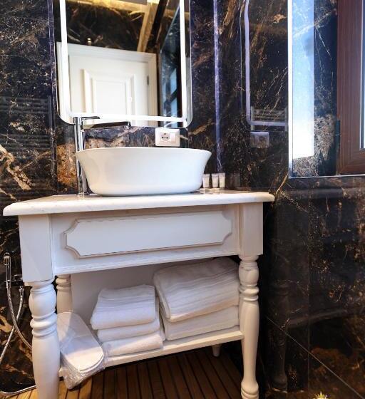 اتاق لوکس چهار تخته, Villa Domenico Korce