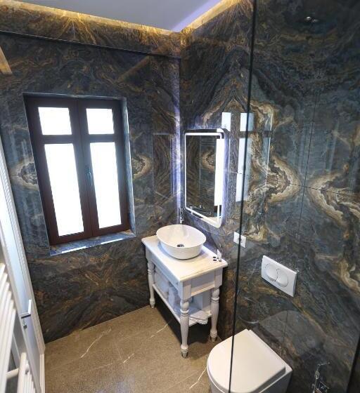 اتاق لوکس سه تخته, Villa Domenico Korce