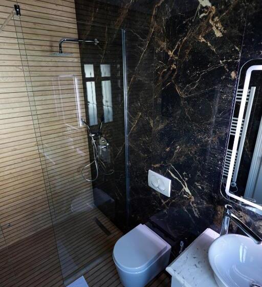 اتاق لوکس چهار تخته, Villa Domenico Korce