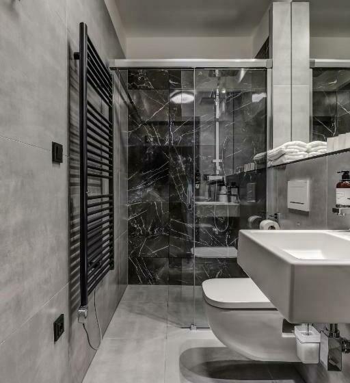 マウンテンビュースタンダードルーム, Maralák