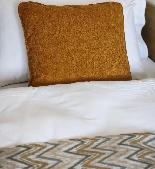 マウンテンビュースタンダードルーム, Maralák