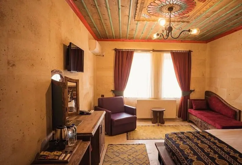 اتاق خانوادگی, Olivia Cave