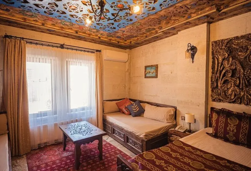 اتاق خانوادگی, Olivia Cave