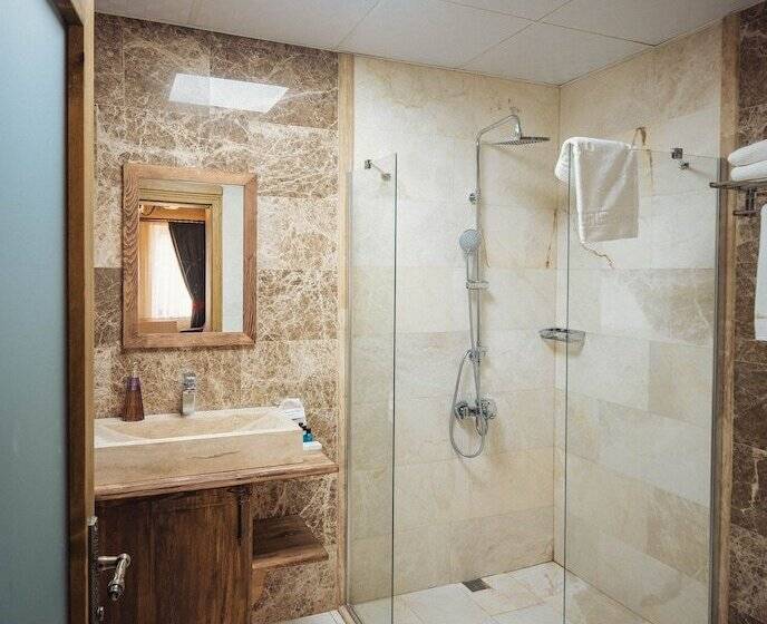 디럭스 룸, Olivia Cave